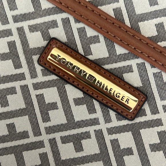 Tommy Hilfiger - Picture 2 of 4
